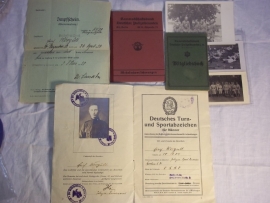 Police lot, 2 police books, medical paper, 4 photographs and a sportscertificate. Een leuk lot politiepapieren 1936, van dezelfde persoon