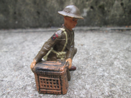 ELASTOLIN American soldier WW! with pigeon container. Amerikaanse soldaat met duiven kooi.