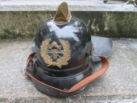 Dutch officers leather fire department helmet. Nederlands leren brandweerhelm, met officiersembleem, zeer nette staat jaren 40/50.