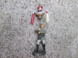 ELASTOLIN German soldier with small schellenbaum. Duitse soldaat met kleine schellenboom, WO2