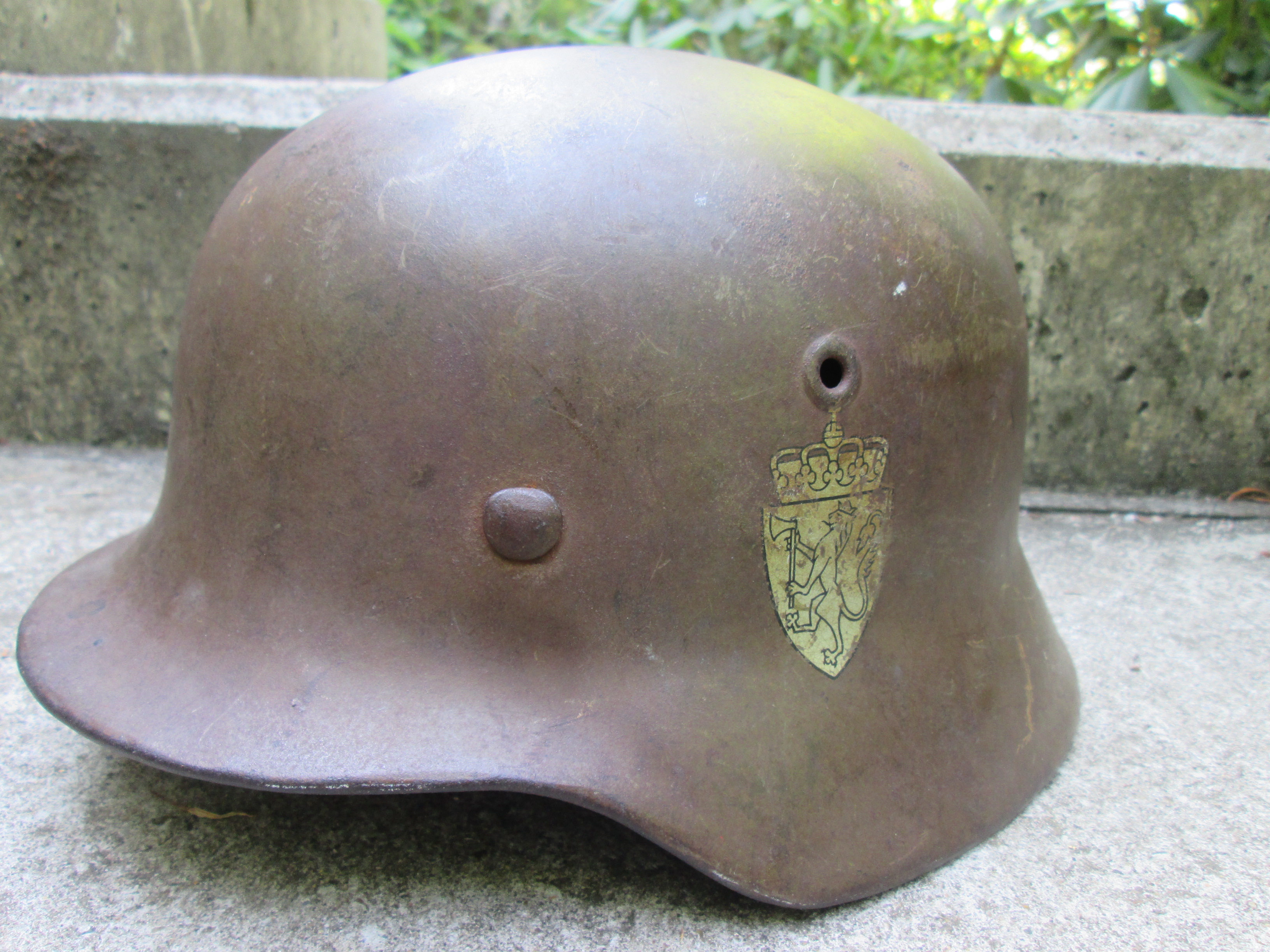 German helmet M-1940 with double decal Norwegian army. also Norwegian innerliner. Duitse helm Model 1940 met dubbele decals van het Noorse leger zijn nu moeilijk te vinden.