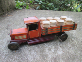 Tin toy truck. Blikken vrachtwagentje met chauffeur made in Germany, jaren 40 speelgoed.