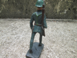 DURSO Dutch soldier Nederlandse soldaat met geweer op de rug.