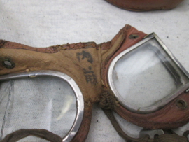 Japanese winter tank helmet made from leather, nicely marked complete with googles in pouch. Japanse winter leren tank helm gevoerd met bont, gemarkeerd zeer nette staat  compleet met bril in tasje.