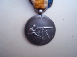 Very rare miniature medal soldier with Maxim MG.Schwarzlozer.Miniatuur medaille van de Haagse Burgerwacht 1927 Vaardigheid. Bijzonder is de afgebeelde Machinegeweer, die de HBW niet had.