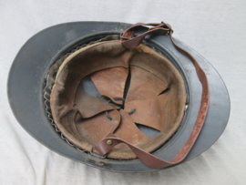 French helmet Casque Adrianne, M-1915 with infantry badge. Franse helm Model 1915 met infanterie embleem in een perfekte staat.