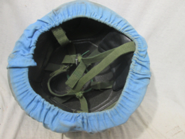 British kevlar helmet Engelse kevlar helm with UN helmet cover, welke in het begin van invoering ook gedragen werd door het Korps- Mariniers.