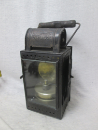 German railroad lamp, complete. Duitse spoorweglamp, 1958. geheel compleet, met rood en groen glas en koperen brander.