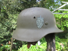 German model M-35 Norwegian helmet, complete with innerliner. Noorde helm dubbel decal Duits model 1935 maker ET-62.