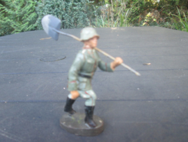 ELASTOLIN German soldier with shovel, Duitse soldaat met schep. goede staat.
