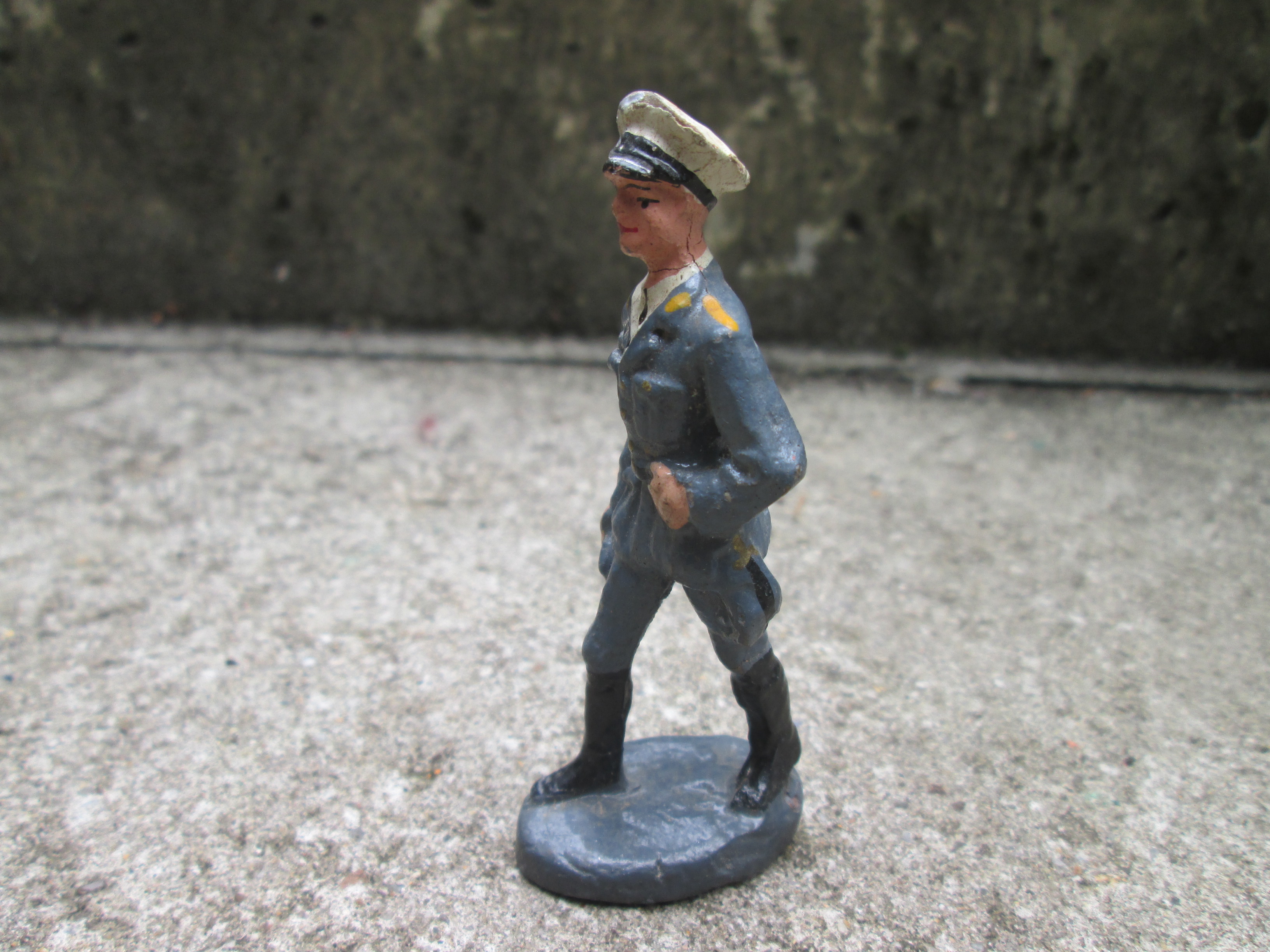 LISANTO German officer of the Luftwaffe in summer uniform. Duitse Luftwaffe officier in uitgaans uniform, goede staat