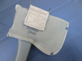 US Army axe with cover. Axe is post war. Amerikaanse bijl met bijlhoes. bijl is na oorlogs. hoes gedateerd 1944. zeer nette set.