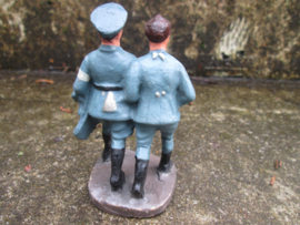 CLAIRON Belgium 2 Soldiers red cros. 2 soldaten 1 helpt een gewonde. goede staat.