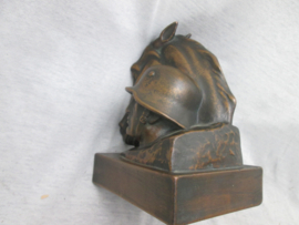 Very rare German statue made of china and bronse. (metalguss) Duits beeld, gemaakt van porselein, omhuld door een plaat koper/ brons. zeer bijzonder en zeldzaam Wehrmacht soldaat Cavallerie 15 x 12 x 8,5 cm.
