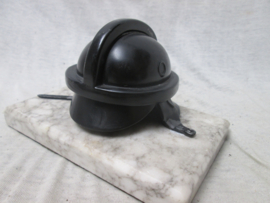 Miniatuur Duitse metalen vliegerhelm op marmeren voet.