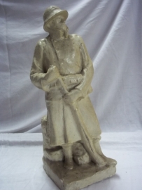Statue made of plaster, belgium soldier IJSER battlefront. Gipsen beeld Belgische soldaat, houd wacht bij de Ijser.