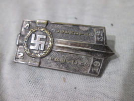 German tinnie, rally badge Duitse tinnie NS 1. Reichsjugendtag 1932. Hitler- Jugend. ZILVER. bronzen uitvoeringen kon men op die dag kopen donatiespelden, zilveren werden door medewerkers gedragen. deze mocht je later op het uniform door dragen.Zeldzaam.