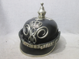 German police helmet senior officer. Duitse leren politie helm van een Adjudant van politie ten tijde van WO1 en jaren 20. met de gekroonde W, zeer nette helm in goede staat.