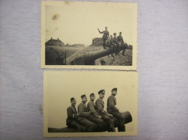 2 Photographs of German soldiers Artillery. 2 Fotos van Duitse artilleristen.