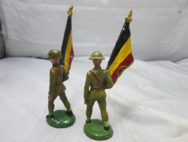 SOLIDO 2 Belgium soldiers with flag, 2 Belgische soldaten met vlag jaren 50 1 met Engelse helm en 1 met de Amerikaans model helm zoals gebruikt in de jaren 50.