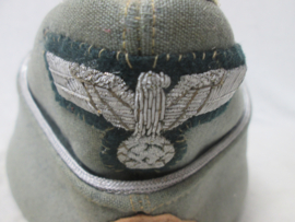 German officers side- cap, tailor made. Duitse officiers muts, met geborduurde adelaar. M-34 sidecap. heeft een beetje motschade en is in een gedragen staat, maar dat maakt deze muts ook wel heel karakteristiek.