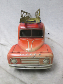 Tin toy fire engine. TipCo. Blikken speelgoed brandweerauto TipCo, compleet en werkend Made in US zone Germany, jaren 50-60 embleem van de TipCo staat op de deur en aan de voorkant apart stuk.