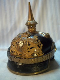 Pickelhaube reserve officier Bayern, zeer goede staat, vuurverguld, oud model helmembleem, kruisblad en hoge spits.