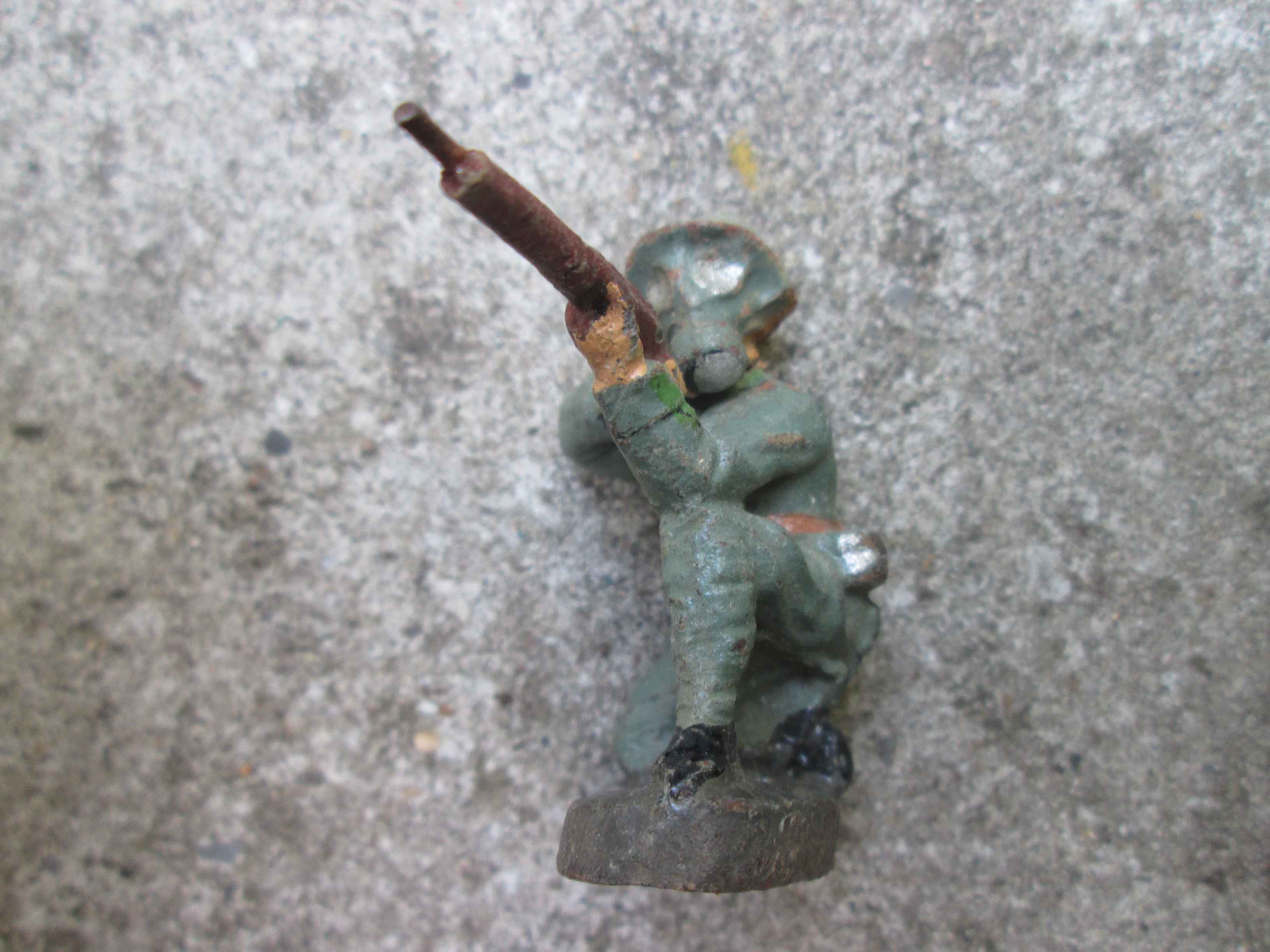 ELASTOLIN Swiss soldier with gasmask. Zwitserse soldaat met gasmasker.