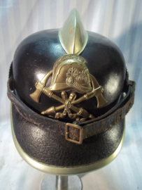 German firehelmet 1910- 1930, complete with 2 cocards. Duitse leren brandweerhelm, compleet met de 2 cocarden, binnenwerk, embleem, stormriem en zelfs de makerplaatjes.