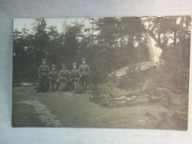 2 Photos German Husars and a fieldgrave. 2 Foto's Duitse huzaren bij een veldgraf van gevallen kameraad.