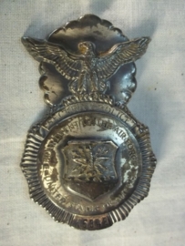 USAF police badge with number, pin is missing. Borstembleem USAF police met embleem zonder speld.