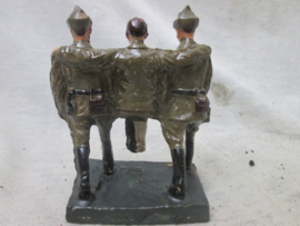 DURSO, Made in Belgium, Russian soldiers carrying a wounded soldier. Speelgoed soldaatjes Russisch gewonden dragers met de typische Russische muts.