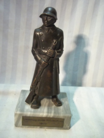 Statue bronse Swiss soldier, Beeld brons Zwitserse soldaat mobilisatie 1939.
