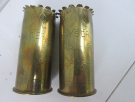 Een set van 2 hulzen gegraveerd met bloemen en IJSER. Het zijn Duitse hulzen Patronenfabrik Karlsuhe, 1904 en 1918. 1 huls is van de keizerlijke marine. leuke set.