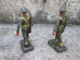 DURSO 2 British soldiers. 2 marcherende Engelse soldaten nette staat.