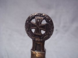 Duitse kristallen bierpul, met bewerking. voorzien van een deksel met daarop een pickelhaube in groot formaat 3 bij 5 cm. mooie zilvergloed. desel is gemerkt, bierpul is in een complete en originele staat TOP stuk.