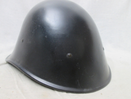 Dutch helmet M-1934 black, used by police units and civil defense. Nederlandse helm Model 1934 zwart, gebruikt door politie en luchtbescherming.