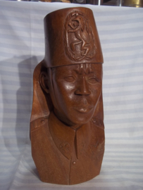 Wooden statue of a colonial soldier from the belgium army in Belgium Congo. Houten beeld van een ABBL soldaat, met fez en nationaal embleem Belgisch leger in de Congo, 40 cm zeer zeldzaam.