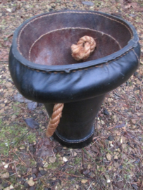 Leather fire department bucket. Leren brandweer blus emmer van de Amsterdamse brandweer met de typische 3 kruizen wapen van Amsterdam., zeldzaam en origineel stuk.