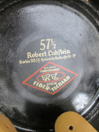 German police shako mint condition for enlisted and nco's. Duitse politie schako FELDGENDARMERIE in een perfekte staat grote maat met maker, zeer bijzonder stuk.
