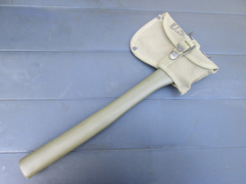 US Army axe with cover. Axe is post war. Amerikaanse bijl met bijlhoes. bijl is na oorlogs. hoes gedateerd 1944. zeer nette set.