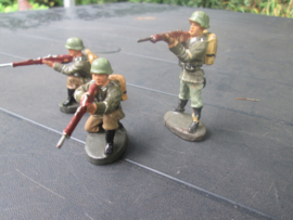 ELASTOLIN 3 German shooting soldiers. 3 schietende Duitse soldaten