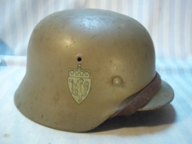 Norwegian helmet Mdl.1940 with double decal. and German innerliner. very nice condition Noorse helm M-40 Duits model met Dubbele Decal compleet met binnenwerk en riempje, maat ET 64- perfecte staat.