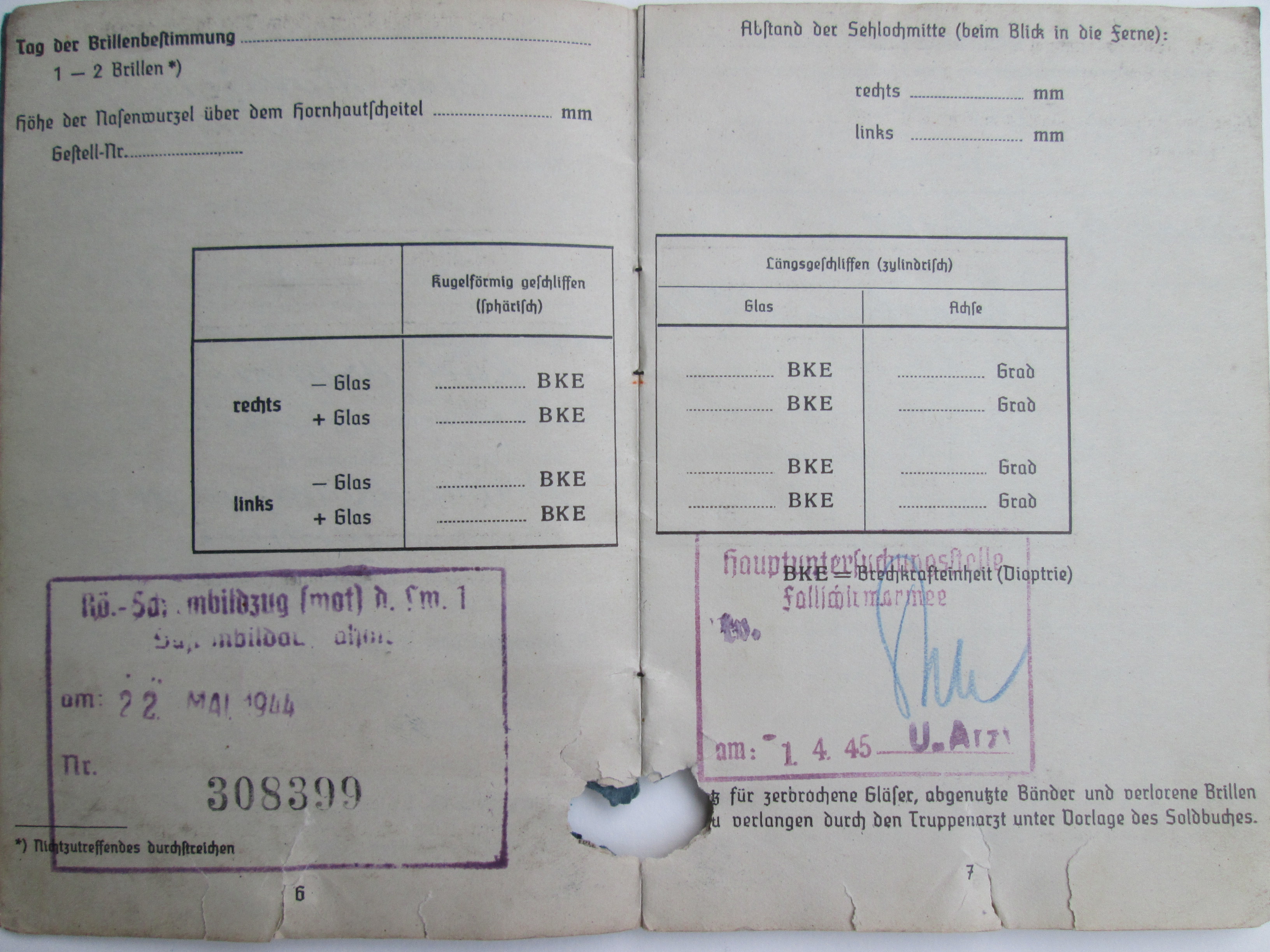 German soldiers paybook of the Luftwaffe. he was pilot in Jagdgeschwader Horst Wessel. Duits soldbuch van de Luftwaffe Flieger, drager van de armband Jagdgeschwader Horst Wessel, mooi ingevuld compleet, piloten boekjes vind je niet zo vaak.