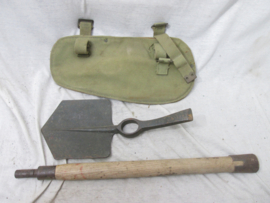 British entrenching tool pattern 1937. Engelse pikhouweel met stok in canvas tas met bajonet aansluiting