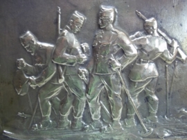 Bronze plaque with Austrian- German mountaintroops. Bronzen plaquette met Oostenrijks- Duitse bergjagers 20 bij 20 cm. zeer bijzonder.