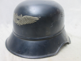 German civil defense helmet Gladiator. with original decal and innerliner, chinstrap is broken. Duitse Luchtbeschermingshelm LUFTSCHUTZ, Gladiator model, origineel decal en binnenwerk, riem gebroken zeer nette helm.