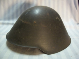 Former East- Germany steelhelmet first pattern. DDR- NVA staalhelm 1e model met 2 nieten en lederen binnenwerk, mooie gedragen staat, leuk Koude- oorlog item.