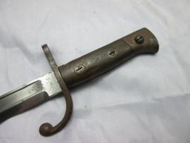 Miniature bayonet very detailed. Miniatuur bajonet in schede, zeer natuurgetrouw gemaakt. lijkt net een echte, zeer hoge kwaliteit en oog voor detail, aparte miniatuur.