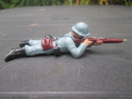 French shooting soldier. Franse schietende soldaat liggend. goede staat.